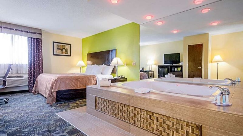 Quality Inn and Suites Glenmont1 - jacuzzi hotel room