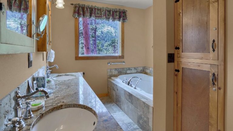 Pikes Peak Guest Cabin at Rocky Mountain Lodge