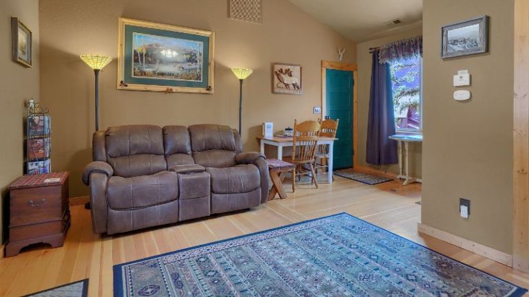 Pikes Peak Guest Cabin at Rocky Mountain Lodge