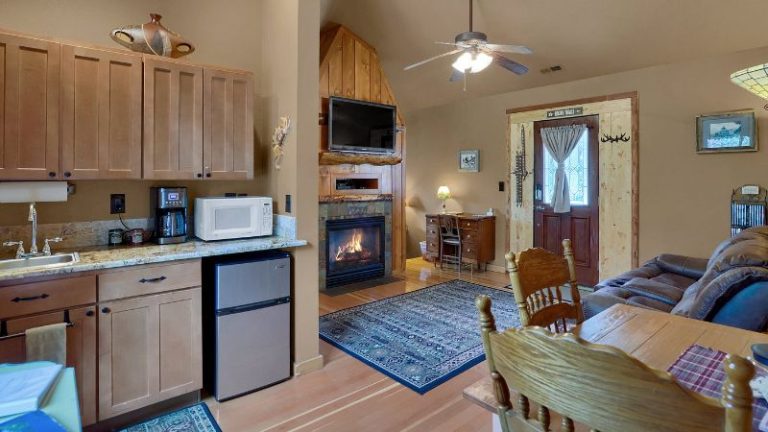 Pikes Peak Guest Cabin at Rocky Mountain Lodge