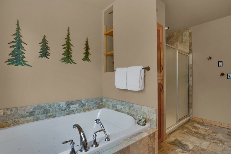 Pikes Peak Guest Cabin at Rocky Mountain Lodge