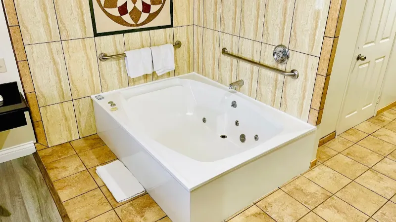 Rodeway Inn Santa Ana1 - jacuzzi hotel room