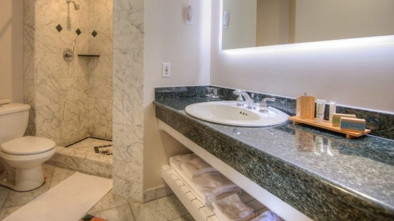 SeaVenture Beach Hotel & Restaurant