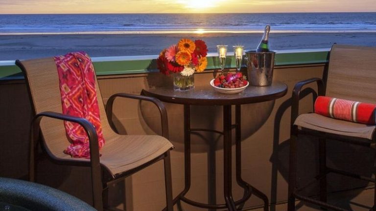 SeaVenture Beach Hotel & Restaurant