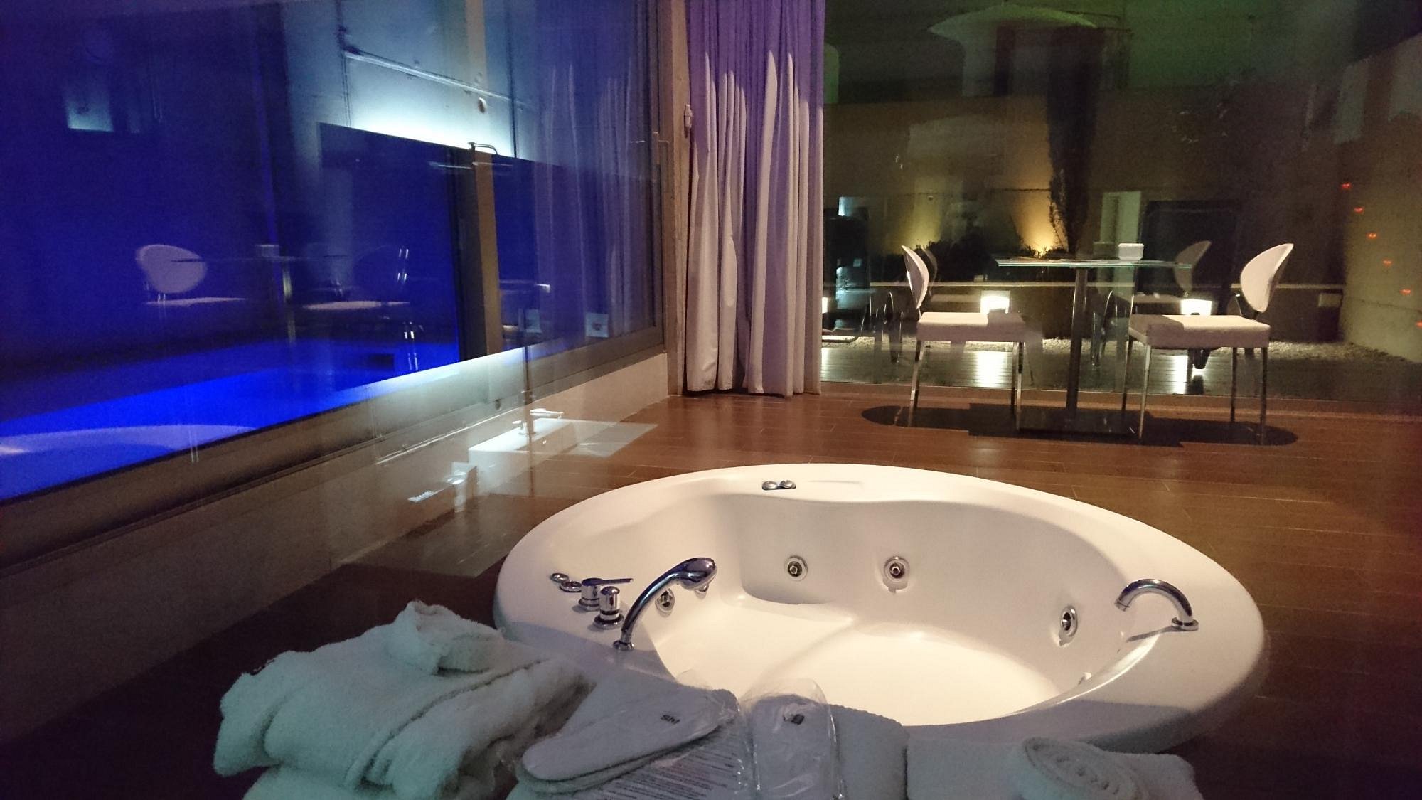 Shhh Motel, habitación con jacuzzi privado
