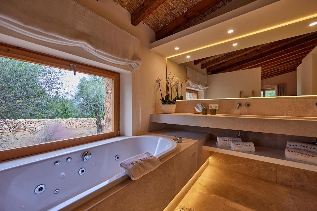 Son Penya Petit Hotel & Spa, habitación con jacuzzi privado