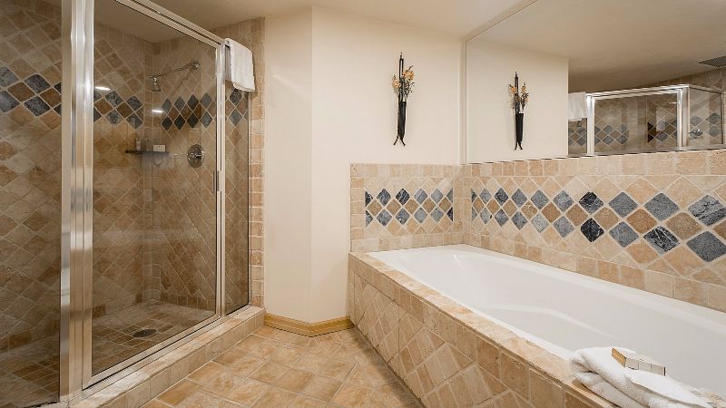 The Caledonian By All Seasons Resort Lodging, room with private jacuzzi, photo 2