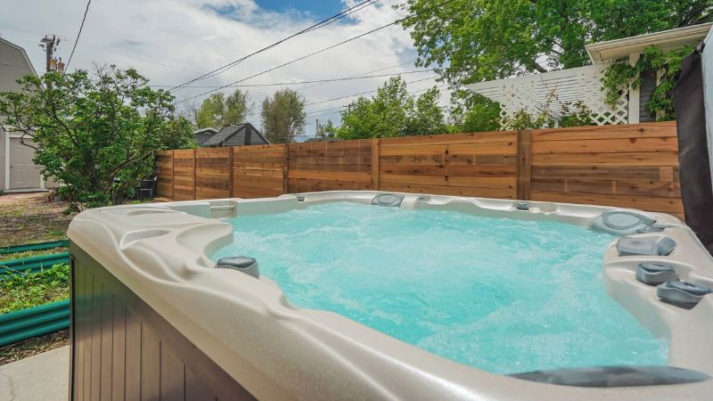 The Hive Downtown: ☀️Hot Tub +🍷Patio + 🔥Fire pit, room with private jacuzzi, photo 1
