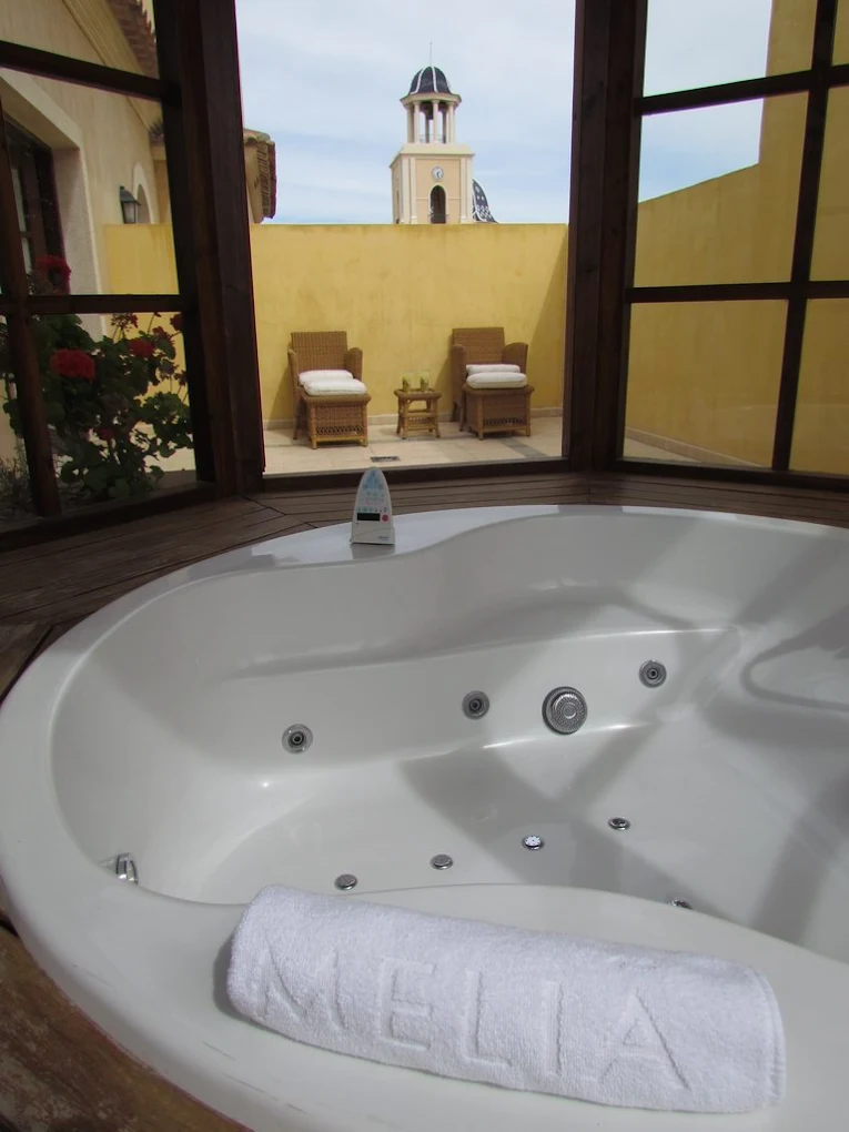 The Level at Meliá Villaitana, habitación con jacuzzi privado