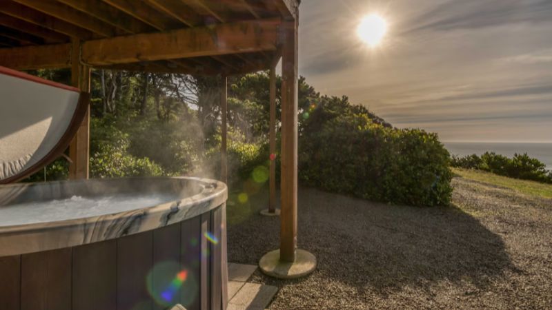 The Lookout – Oregon Beach Vacations, room with private jacuzzi, photo 1