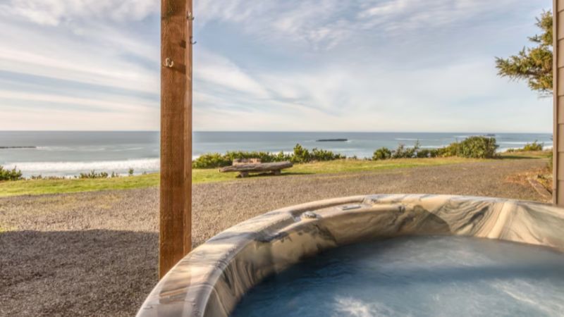 The Lookout – Oregon Beach Vacations, room with private jacuzzi, photo 2