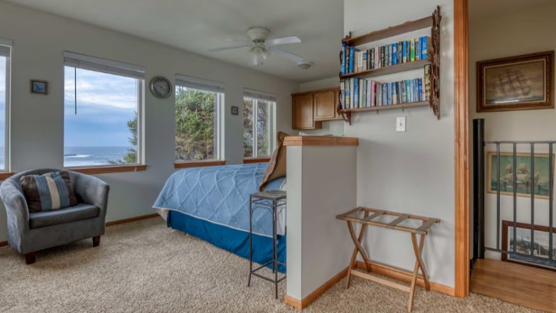 The Lookout – Oregon Beach Vacations, room with private jacuzzi, photo 5