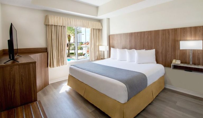 The Point Hotel & Suites
