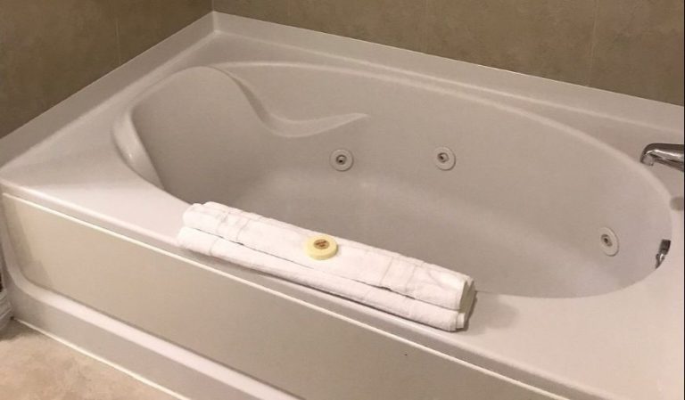 The Point Hotel & Suites