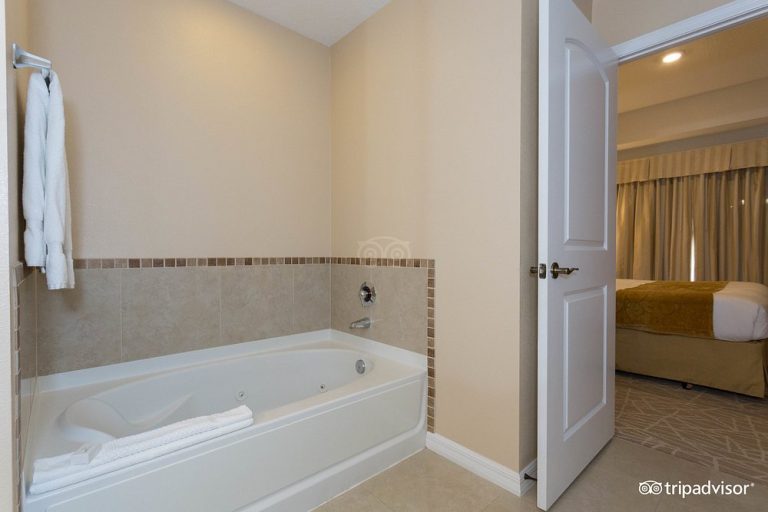 The Point Hotel & Suites