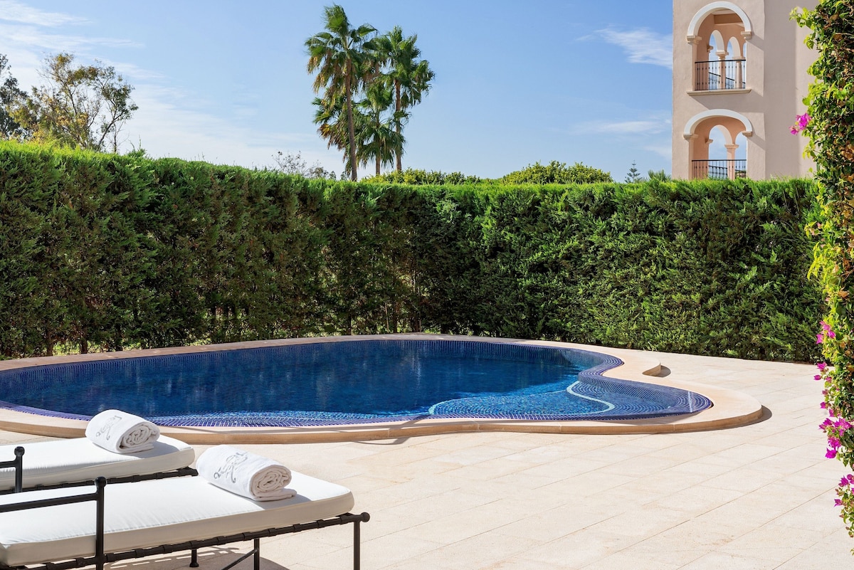 The St. Regis Mardavall Mallorca Resort, habitación con jacuzzi privado