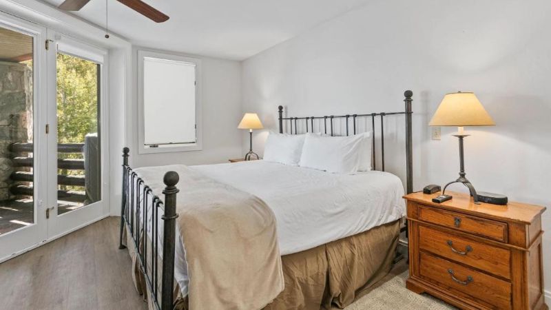 Trail’s End Lodge, room with private jacuzzi, photo 3