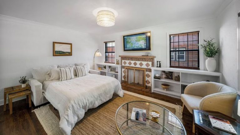 Tulsa Hot Tub House – Designer Interior, Great Location, Sleeps 4