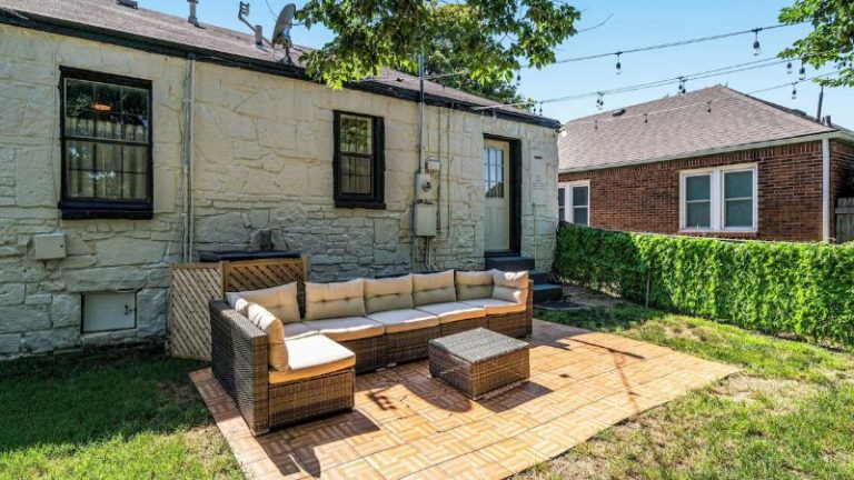 Tulsa Hot Tub House – Designer Interior, Great Location, Sleeps 4