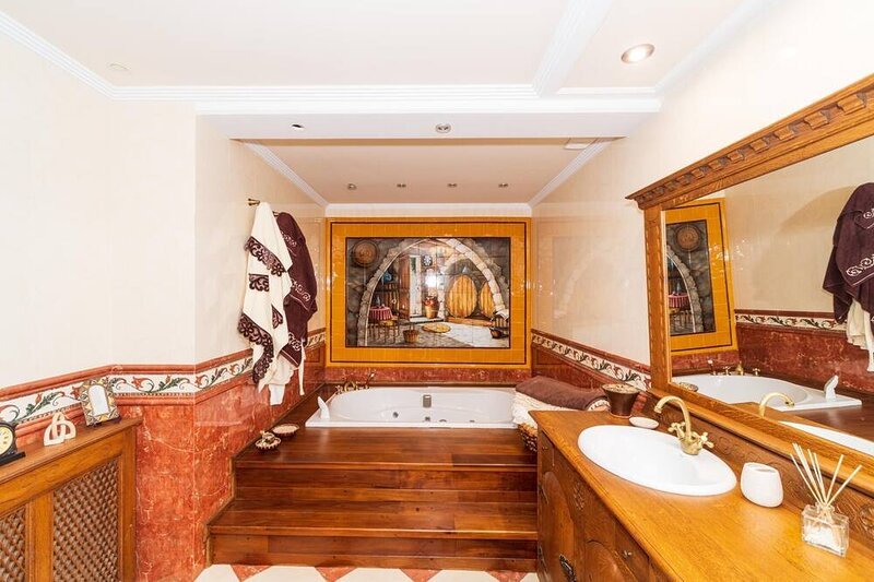 Villa Dolaretxe by Urdaibai Rentals, habitación con jacuzzi privado