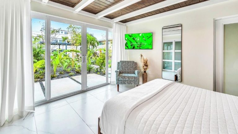 Waterfront / Heated Pool / Beach Proximity / Bermuda Key / Residence