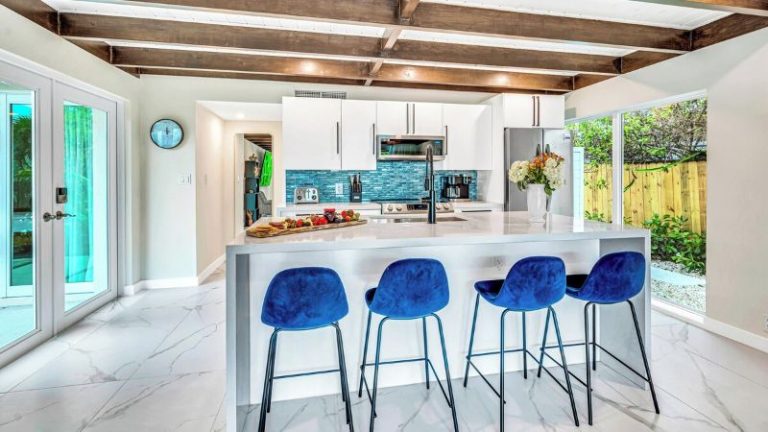 Waterfront / Heated Pool / Beach Proximity / Bermuda Key / Residence