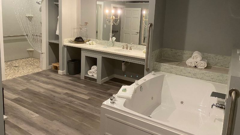 Belamere Suites Hotel Helen, room with private jacuzzi, photo 3