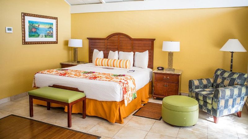 Best Western Plus Yacht Harbor Inn, room with private jacuzzi, photo 2