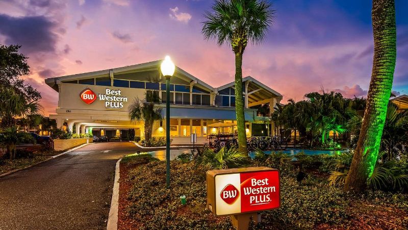 Best Western Plus Yacht Harbor Inn, room with private jacuzzi, photo 5