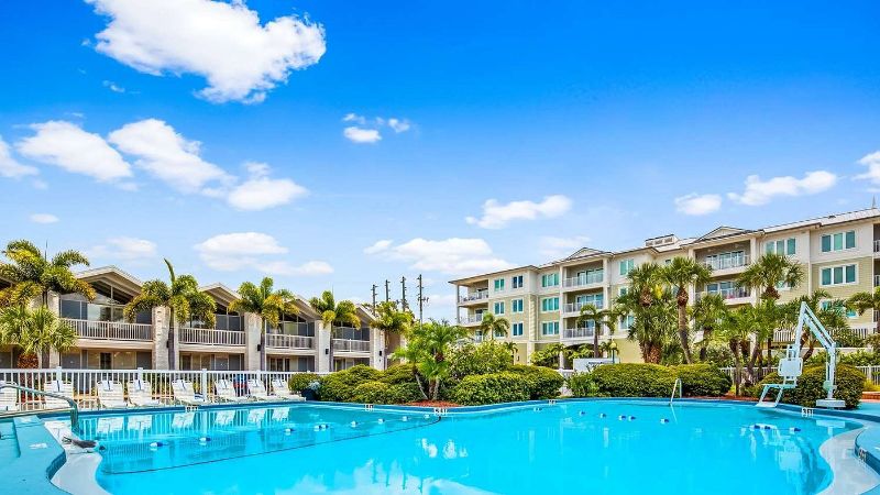 Best Western Plus Yacht Harbor Inn, room with private jacuzzi, photo 6