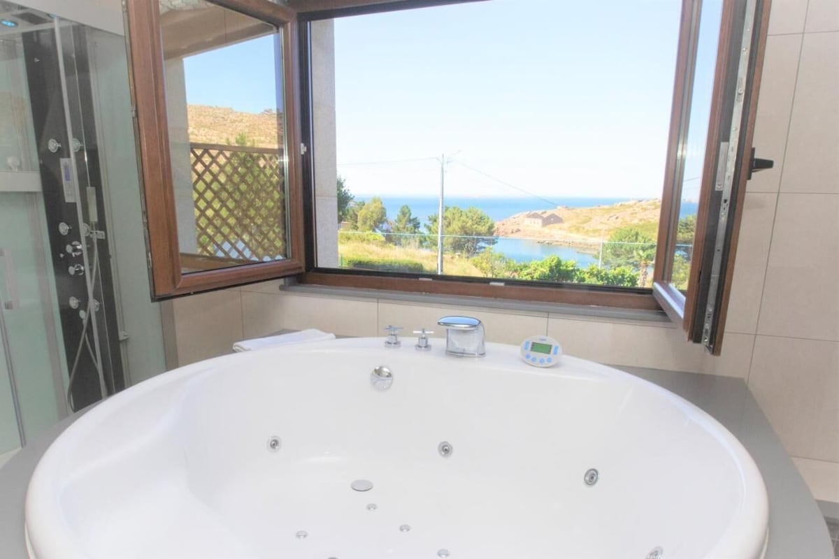 A Ballenera de Caneliñas, habitación con jacuzzi privado