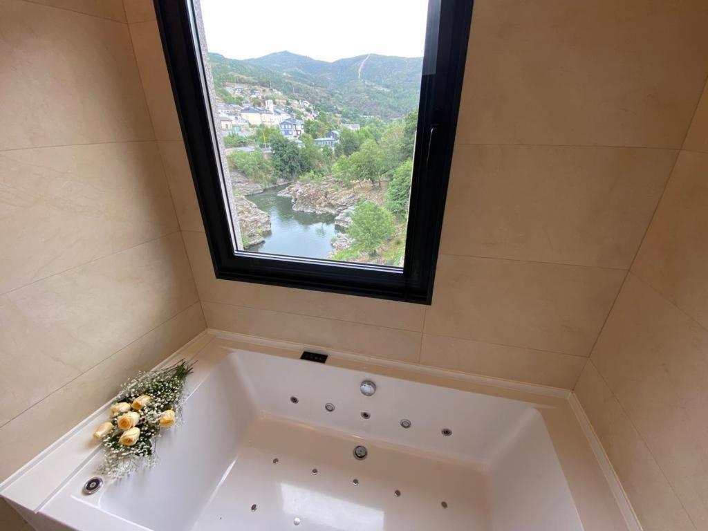 A Pontevella Sobradelo, Alojamiento Boutique, habitación con jacuzzi privado