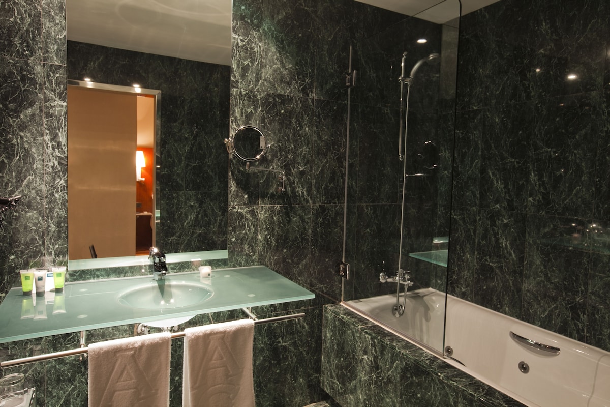 AC Hotel Alcalá de Henares, habitación con jacuzzi privado