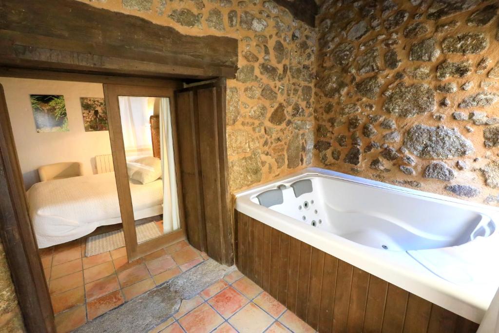 Apartamentos Rurales Casa De Los Escudos, habitación con jacuzzi privado