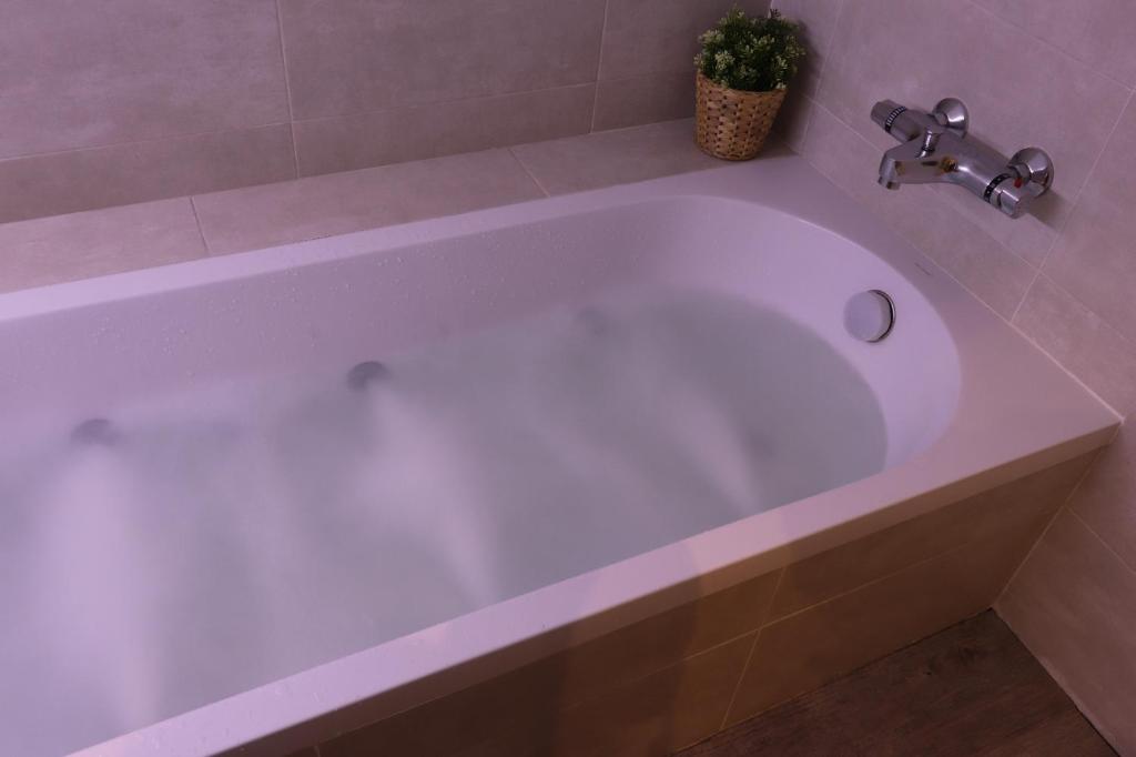 Apartamentos Turísticos Desiree, habitación con jacuzzi privado