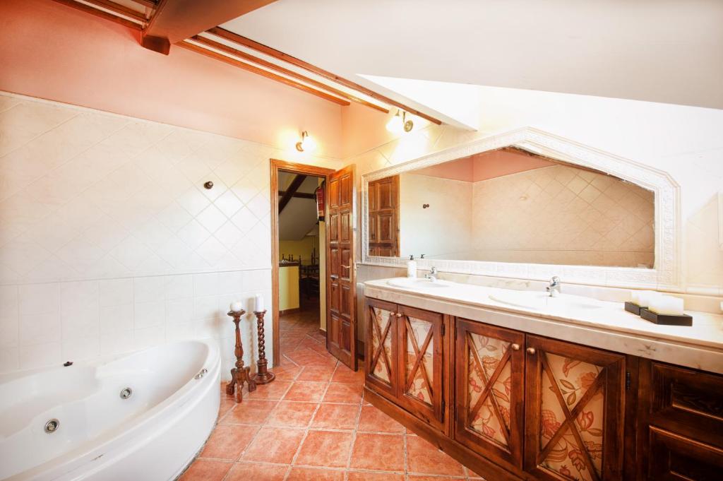 Apartamentos Turisticos El Pajar del Abuelo, habitación con jacuzzi privado