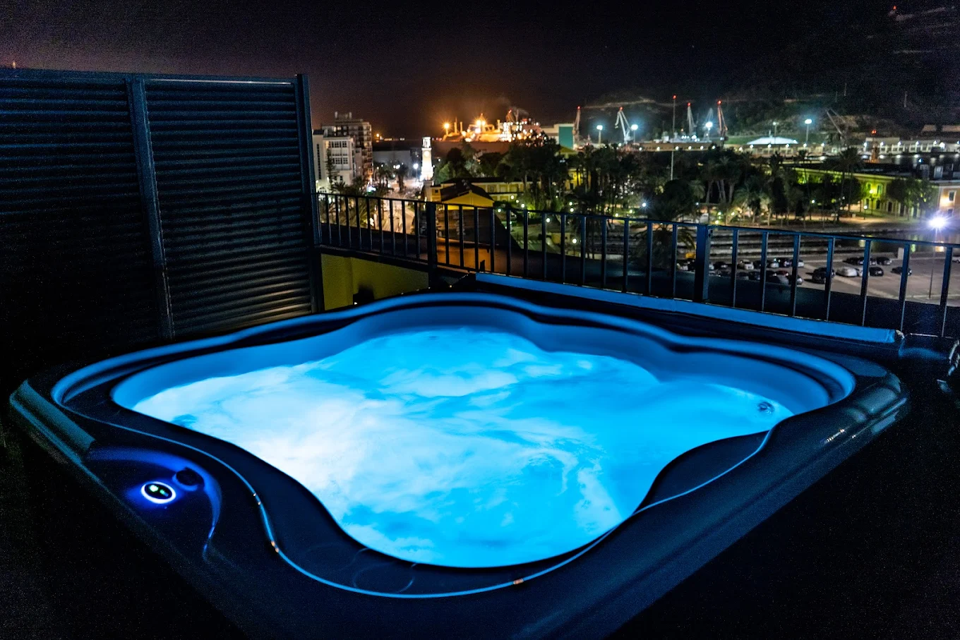Apartamentos Turisticos Puerta Real, habitación con jacuzzi privado