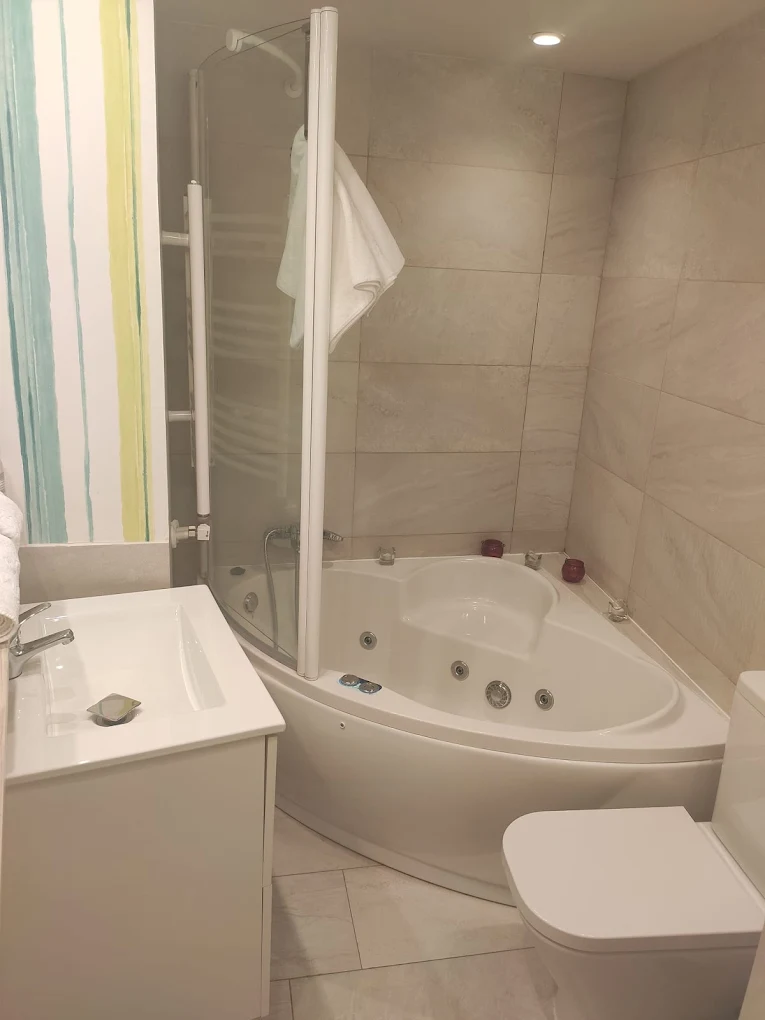 Apartamentos Vino Tinto Adahuesca, habitación con jacuzzi privado