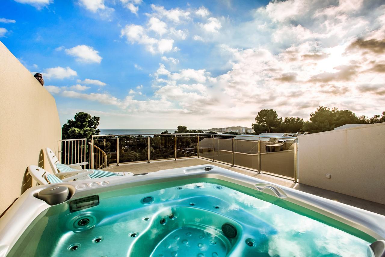 Calma Holiday Villas, habitación con jacuzzi privado