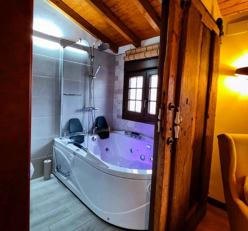 Casa Rural LA Genciana, habitación con jacuzzi privado