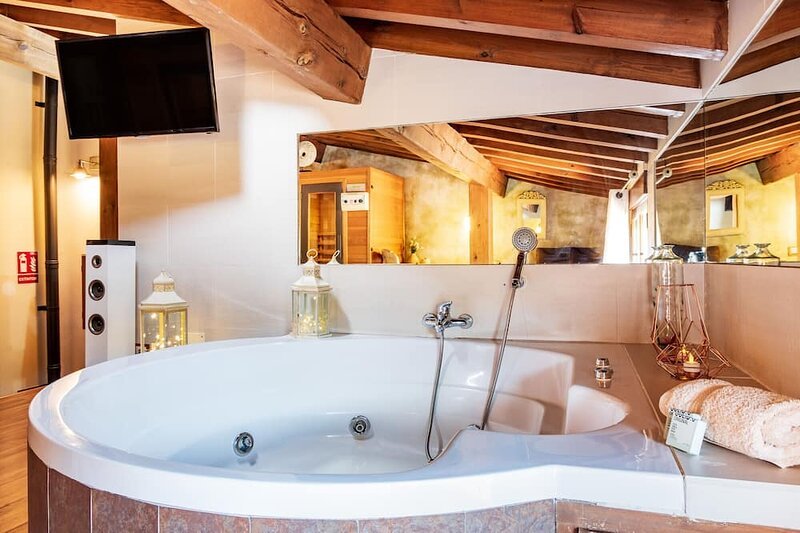 Casa rural ‘Quimera De Aravalle’, habitación con jacuzzi privado