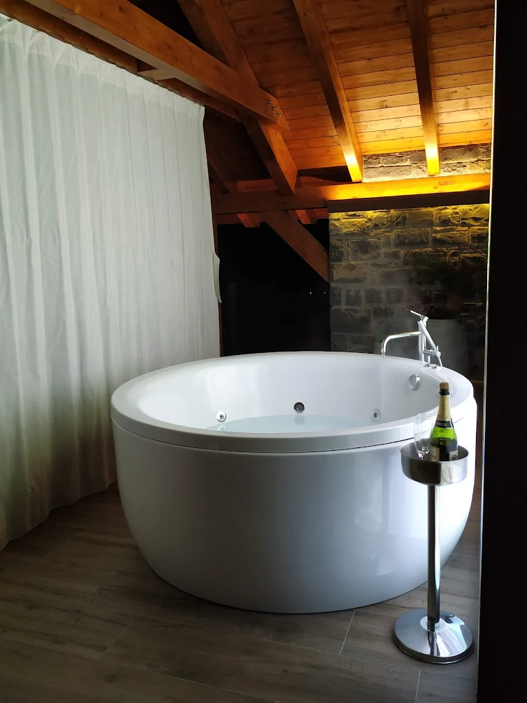 Casas Rurales Ordesa, habitación con jacuzzi privado