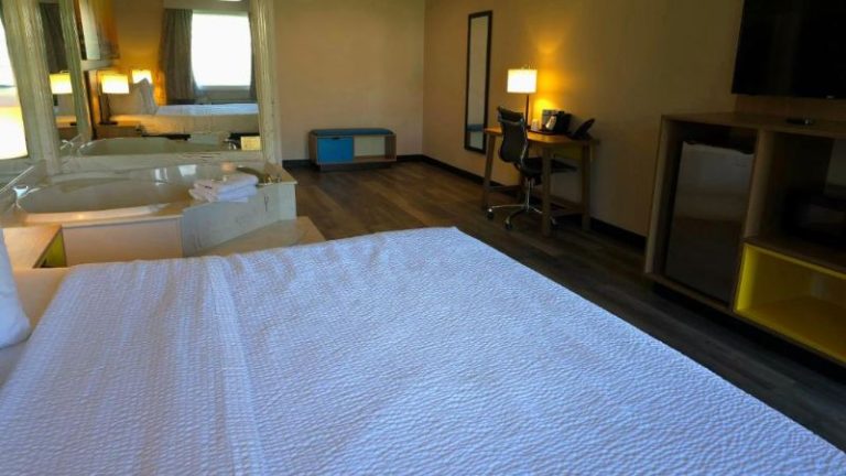 Days Inn and Suites by Wyndham Port Huron
