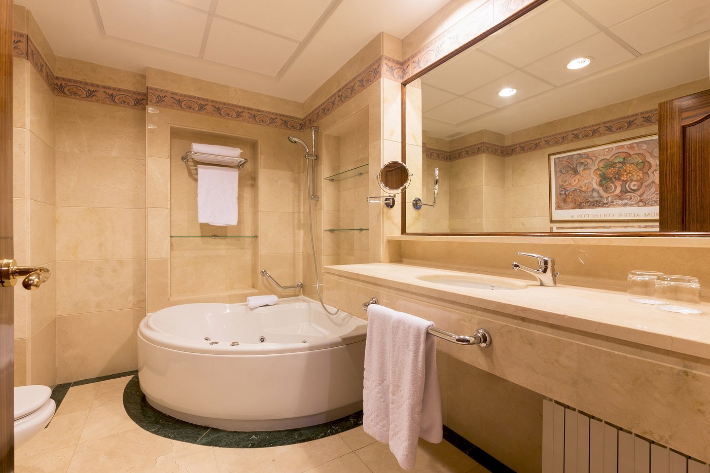 Exe Reina Isabel, habitación con jacuzzi privado