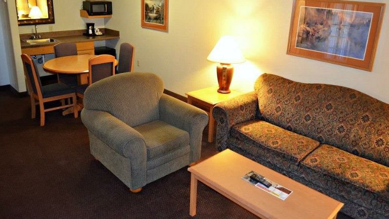 Fossil Creek Hotel & Suites I-70, room with private jacuzzi, photo 2