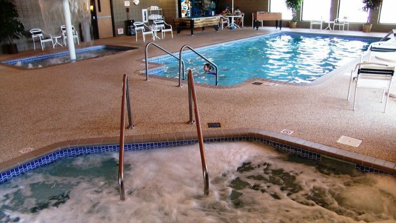 Fossil Creek Hotel & Suites I-70, room with private jacuzzi, photo 4