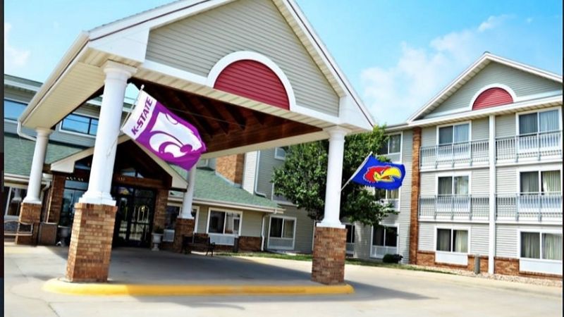 Fossil Creek Hotel & Suites I-70, room with private jacuzzi, photo 5