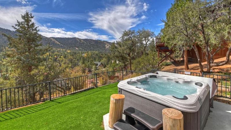 Glass House on the Ridge – Meredith Lodging