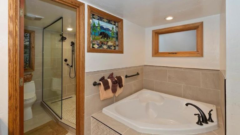 Glass House on the Ridge – Meredith Lodging