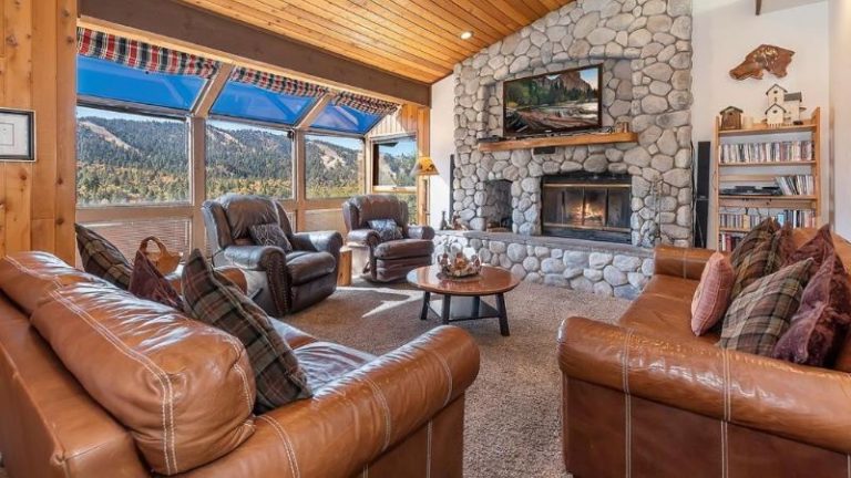 Glass House on the Ridge – Meredith Lodging